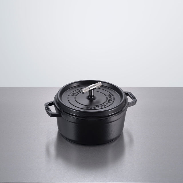 Cocotte din Fontă 24 cm – Buster + Punch, în colaborare cu Staub