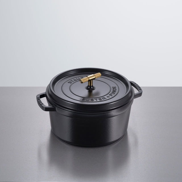 Cocotte din Fontă 28 cm – Buster + Punch, în colaborare cu Staub