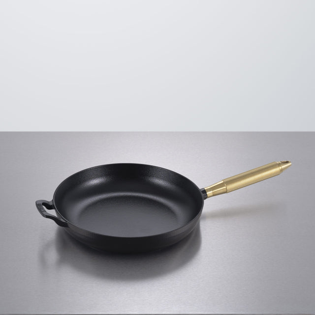 Öntöttvas serpenyő 28 cm Buster + Punch - Staub együttműködés