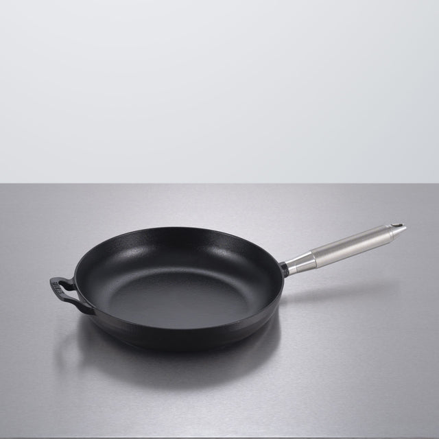 Öntöttvas serpenyő 28 cm Buster + Punch - Staub együttműködés