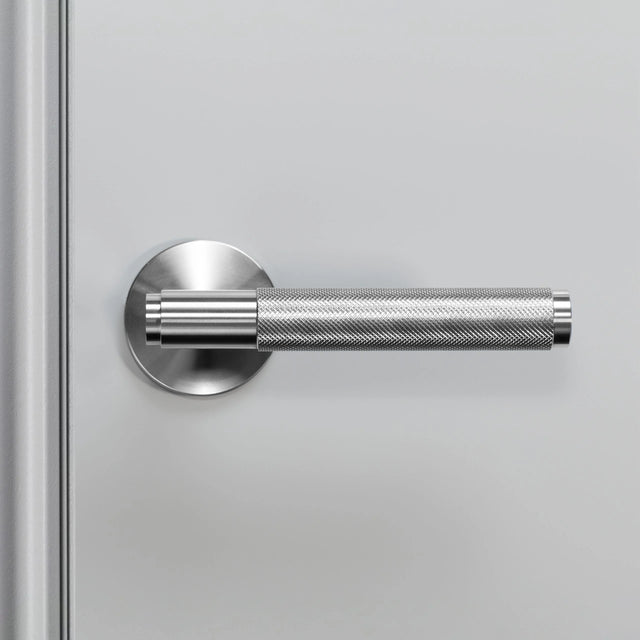 Set mânere ușă Sprung – Cross Knurl | Buster + Punch