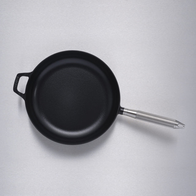 Öntöttvas serpenyő 28 cm Buster + Punch - Staub együttműködés