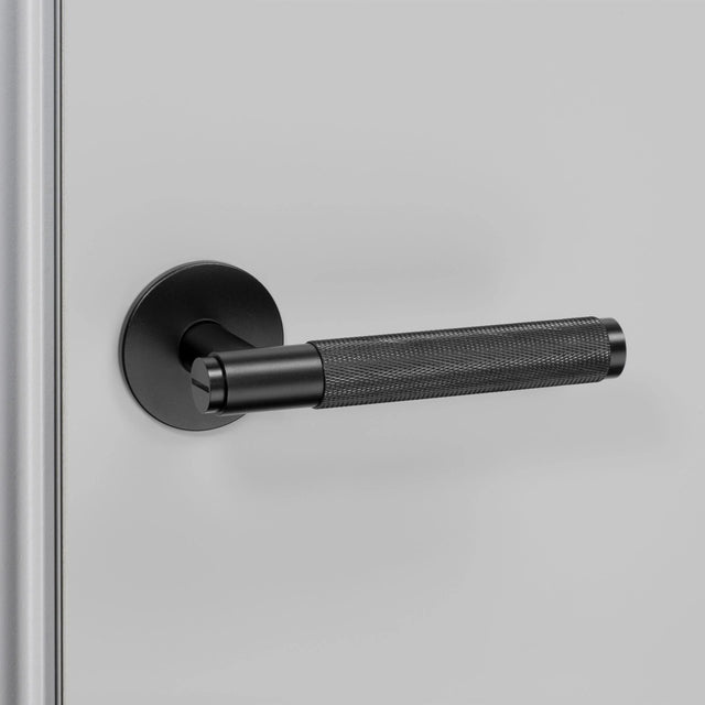 Set mânere ușă Sprung – Cross Knurl | Buster + Punch