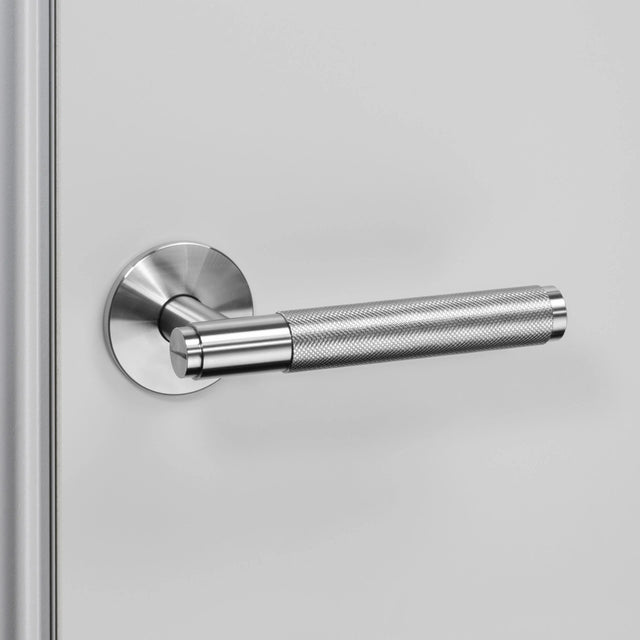Set mânere ușă Sprung – Cross Knurl | Buster + Punch
