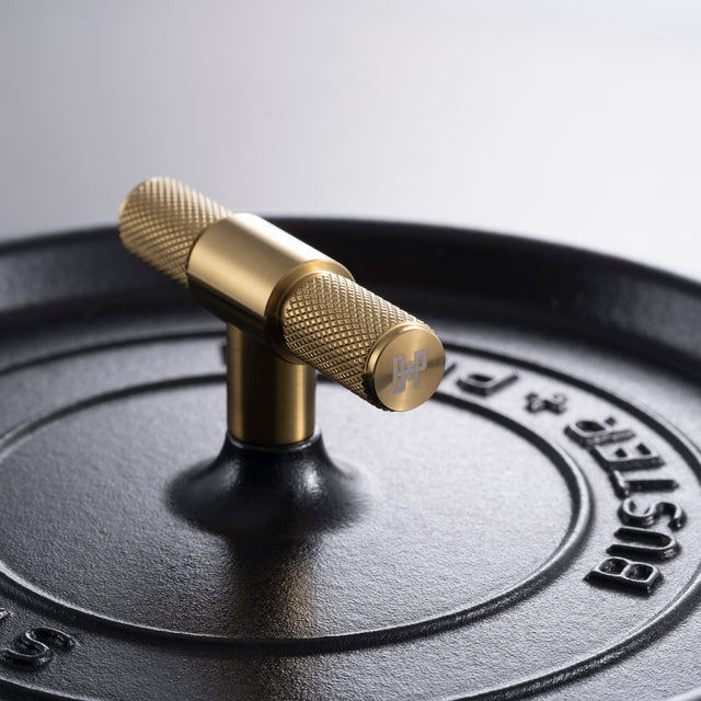 Cocotte en fonte de 24 cm - Buster + Punch, en collaboration avec Staub