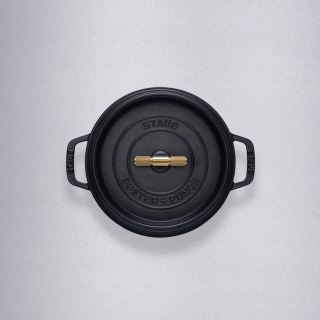 Cocotte din Fontă 28 cm – Buster + Punch, în colaborare cu Staub
