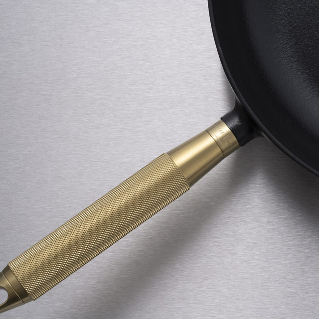 Öntöttvas serpenyő 28 cm Buster + Punch - Staub együttműködés