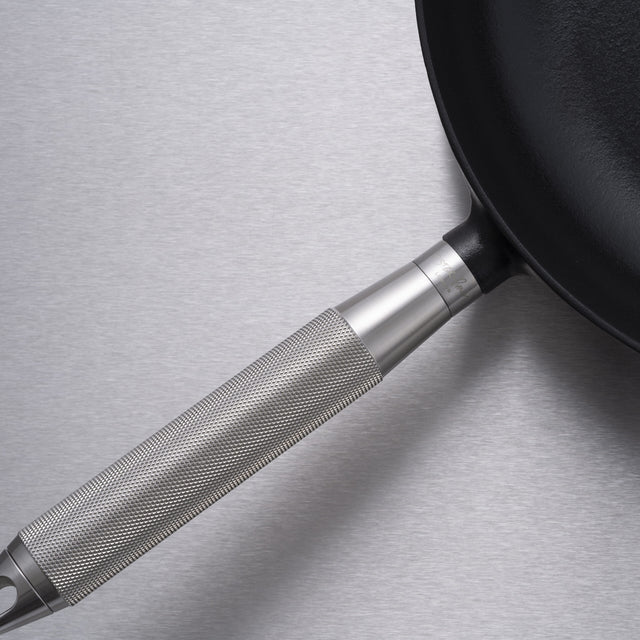 Öntöttvas serpenyő 28 cm Buster + Punch - Staub együttműködés