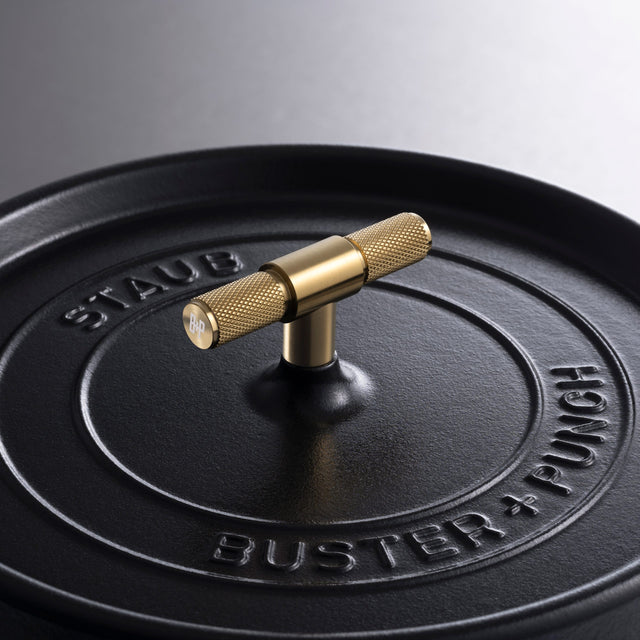 Cocotte din Fontă 28 cm – Buster + Punch, în colaborare cu Staub