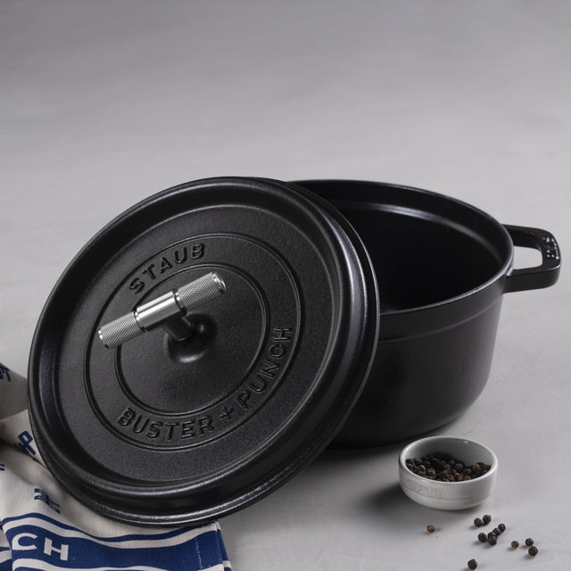 Cocotte en fonte de 28 cm - Buster + Punch, en collaboration avec Staub