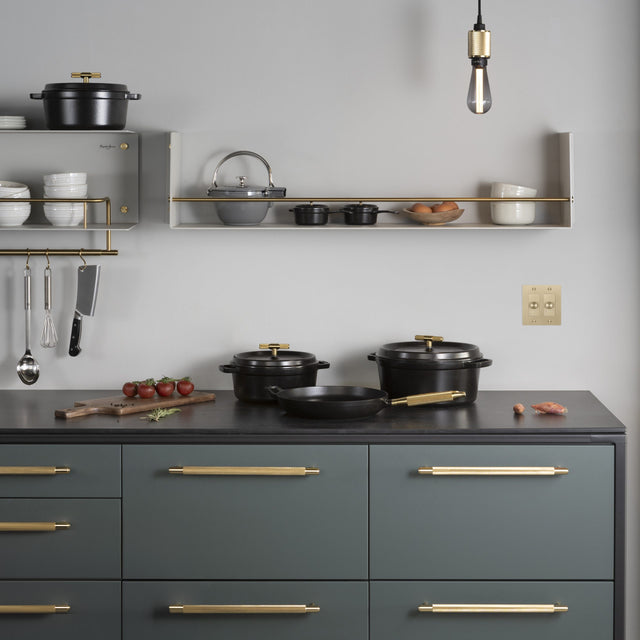 Cocotte din Fontă 28 cm – Buster + Punch, în colaborare cu Staub