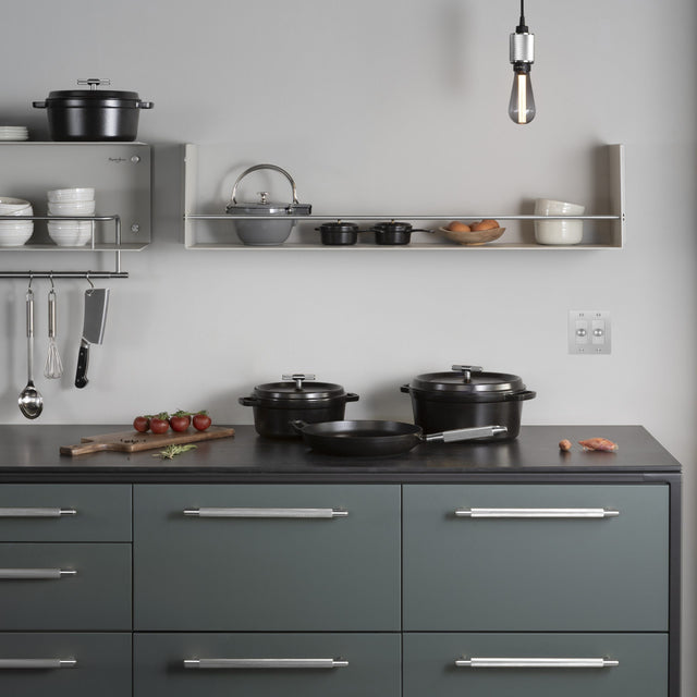 Cocotte din Fontă 24 cm – Buster + Punch, în colaborare cu Staub