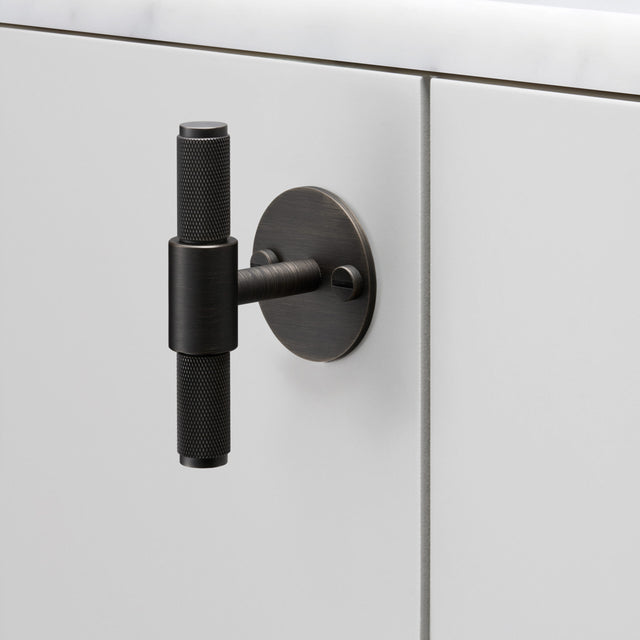 T-Bar fogantyú Busterrel + lyukasztólemezzel