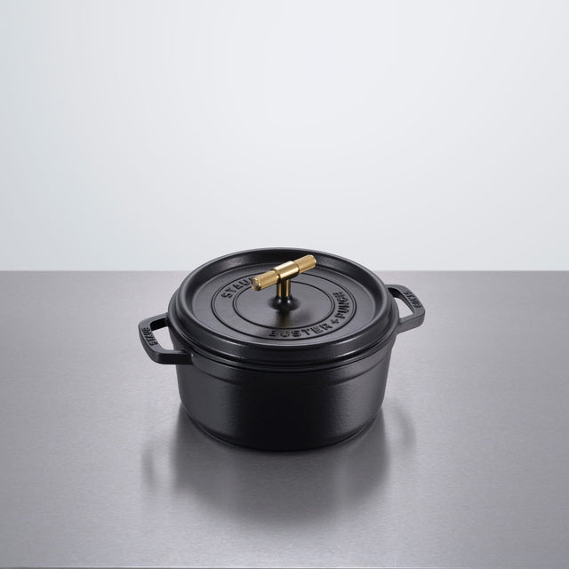 Cocotte en fonte de 24 cm - Buster + Punch, en collaboration avec Staub