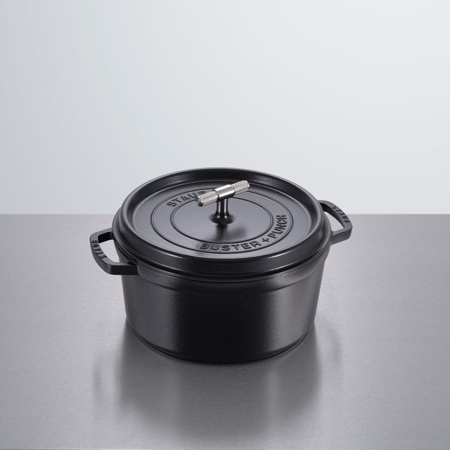 Cocotte en fonte de 28 cm - Buster + Punch, en collaboration avec Staub