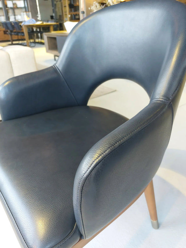 Titus szék Limited 55 W x 46 D x 82 H