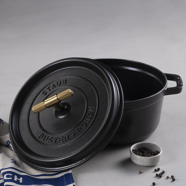 Cocotte din Fontă 28 cm – Buster + Punch, în colaborare cu Staub